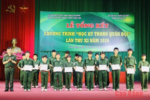 Lãnh đạo Trung đoàn 852 trao Giấy chứng nhận hoàn thành Chương trình "Học kỳ trong Quân đội" lần thứ XI năm 2026 cho các chiến sĩ nhí.