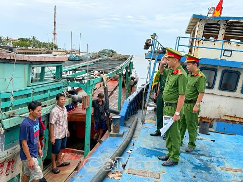 Lực lượng Công an, Biên phòng “đi từng bến, đến từng tàu” kiểm tra hành chính, giấy tờ tùy thân và test nhanh ma tuý đối với từng thuyền viên.