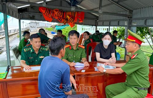 Các cảng bốc dỡ hàng hoá cũng trở thành điểm tuyên truyền lưu động hiệu quả của lực lượng chức năng.
