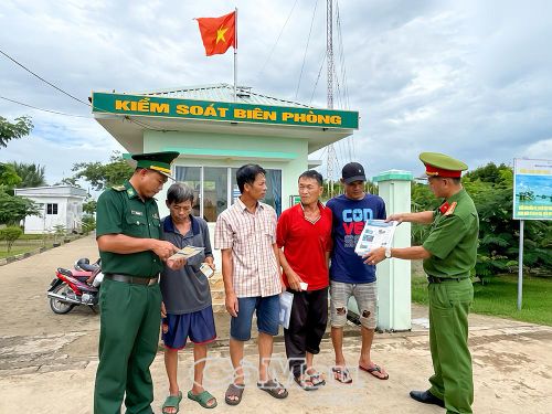  Thay vì các buổi hội nghị tuyên truyền "khô khan", lực lượng chức năng chuyển sang tuyên truyền lưu động ngay tại Trạm kiểm soát Biên phòng.