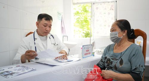 Điều dưỡng Trần Hữu Nghĩa (Bệnh viện Thống Nhất) giải đáp tận tình các thắc mắc về sức khỏe cho người dân.