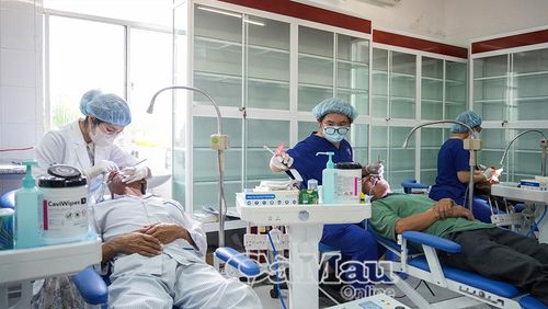 Các bác sĩ Bệnh viện Răng Hàm Mặt Trung ương Thành phố Hồ Chí Minh kiểm tra và tư vấn vệ sinh răng miệng cho người dân.