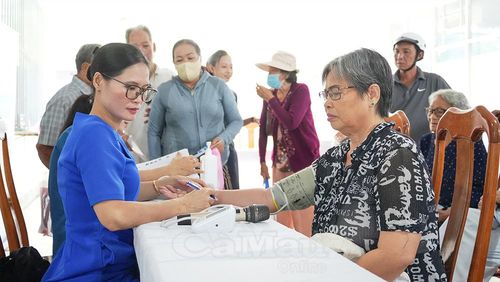 Bà Tô Thị Thuận (Ấp 1, xã Năm Căn) được kiểm tra huyết áp trước khi vào khám chuyên khoa.