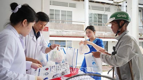 Sau khi thăm khám, người dân được nhận thuốc miễn phí và hướng dẫn sử dụng chi tiết theo đơn của bác sĩ.