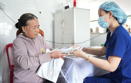 Bác sĩ tư vấn hướng dẫn theo dõi sức khỏe định kỳ cho bà Trần Kim Xuyến (Ấp 2, xã Năm Căn).