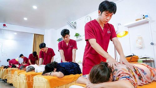 Sau thời gian đào tạo, nhiều học viên là bộ đội xuất ngũ tham gia chăm sóc cho người bệnh tại Phòng khám Đa khoa Hòa Minh.