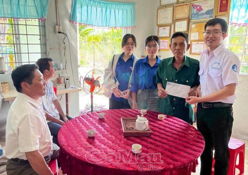 Tuổi trẻ Trường Đại học Bạc Liêu và xã Vĩnh Thanh thăm, tặng quà gia đình chính sách tại ấp Vĩnh Hồng.