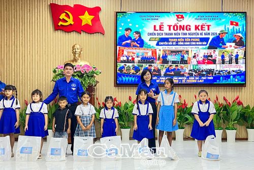 Dịp này, Đoàn Trường Đại học Bạc Liêu và Đoàn Thanh niên xã Vĩnh Thanh trao quà cho học sinh có hoàn cảnh khó khăn tại lễ tổng kết.
