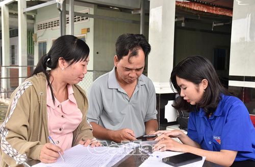Người dân được đoàn viên, thanh niên hướng dẫn tham gia nhóm Zalo cộng đồng, sử dụng tài khoản định danh điện tử VNeID và tích hợp các loại giấy tờ cá nhân. 