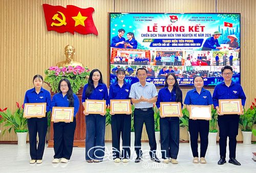  Chủ tịch UBND xã Trương Hoàng Lil trao Giấy khen cho các đoàn viên, thanh niên có thành tích tiêu biểu trong Chiến dịch.