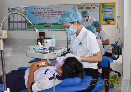 Đội ngũ y - bác sĩ tận tình chăm sóc sức khỏe răng miệng cho các em học sinh tiểu học.