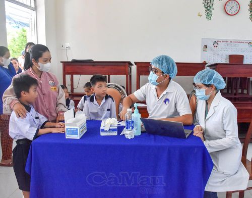 Bác sĩ thông báo đến phụ huynh kết quả kiểm tra răng miệng và tư vấn cách chăm sóc răng cho trẻ.