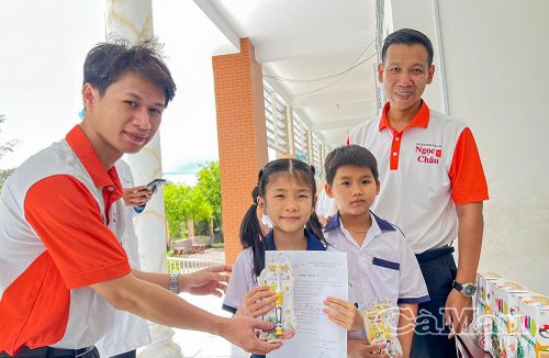 Sau khi khám, các học sinh tham gia đều nhận quà tặng gồm kem, bàn chải đánh răng và được hướng dẫn vệ sinh răng miệng đúng cách.