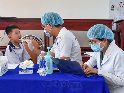 Bác sĩ khám và cập nhật dữ liệu nha bạ của học sinh lên hệ thống chăm sóc sức khỏe của Bộ Y tế.
