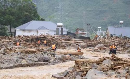 Cán bộ, chiến sĩ Phòng Cảnh sát phòng cháy, chữa cháy và cứu nạn, cứu hộ tìm kiếm các nạn nhân mất tích tại xã Mường Than, Lai Châu