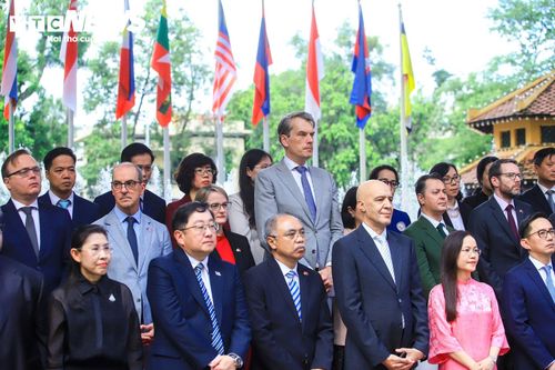 Đại diện các bộ ngành liên quan, Đại sứ, Đại biện các nước ASEAN và đối tác của ASEAN tại Hà Nội tham dự buổi lễ thượng cờ.