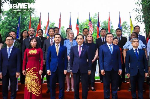 Tham dự Lễ thượng cờ có Bộ trưởng Bộ Ngoại giao Lê Hoài Trung, lãnh đạo Bộ Ngoại giao, đại sứ, đại biện, đại diện các nước ASEAN và các nước đối tác của ASEAN, đại diện lãnh đạo các ban, bộ, ngành.