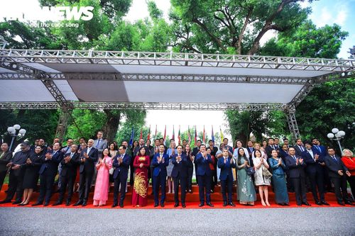 Bộ trưởng Bộ Ngoại giao Lê Hoài Trung chụp ảnh kỷ niệm chung với Đại sứ các nước ASEAN và quan khách trong nước và quốc tế sau khi kết thúc lễ thượng cờ ASEAN.