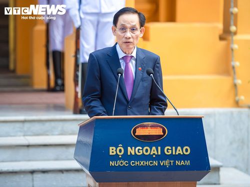 Bộ trưởng Bộ Ngoại giao Lê Hoài Trung phát biểu tại lễ thượng cờ.