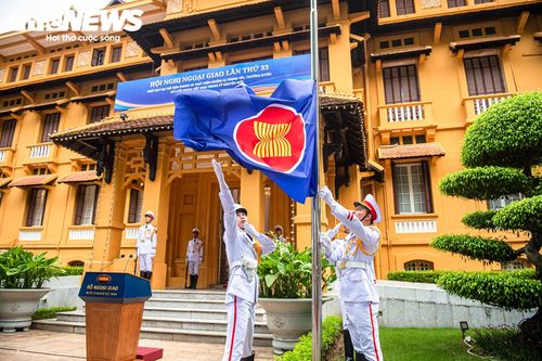Lá cờ ASEAN tung bay tại trụ sở Bộ Ngoại giao trong ngày kỷ niệm 59 năm Ngày thành lập ASEAN và 31 năm Việt Nam gia nhập ASEAN.