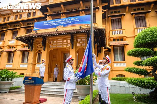 Kể từ khi gia nhập “ngôi nhà chung”, Việt Nam luôn xem ASEAN là ưu tiên trong chính sách đối ngoại, tham gia với tinh thần chủ động, tích cực và trách nhiệm trong các trụ cột cộng đồng và tất cả các lĩnh vực hợp tác của ASEAN, có những đóng góp quan trọng đối với xây dựng Cộng đồng ASEAN, góp phần bảo đảm môi trường khu vực hòa bình, ổn định và hợp tác, được ASEAN và các nước đánh giá cao. Hành trình hơn 31 năm qua là minh chứng sống động cho khát vọng hội nhập mạnh mẽ, sâu rộng, cùng tinh thần tiên phong, trách nhiệm, chủ động của Việt Nam vì một Cộng đồng ASEAN đoàn kết và tự cường.