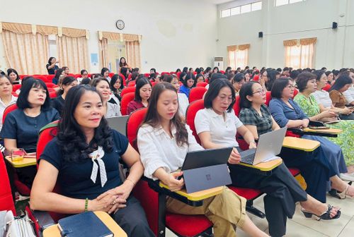 Các nữ cấp ủy tham gia lần đầu tại buổi tập huấn. Ảnh: Bảo Lâm
