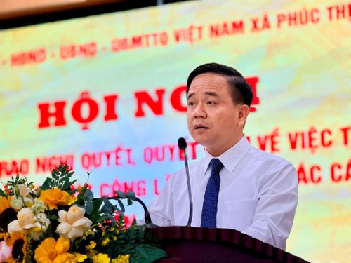 Đồng chí Nguyễn Đình Chiến, Trưởng Ban Xây dựng Đảng xã Phúc Thịnh công bố các nghị quyết, quyết định tại hội nghị. Ảnh: Thanh Hà