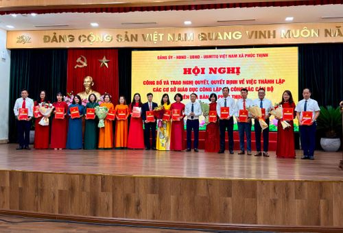 Xã Phúc Thịnh trao quyết định về công tác cán bộ các trường mới sau sắp xếp. Ảnh: Thanh Hà