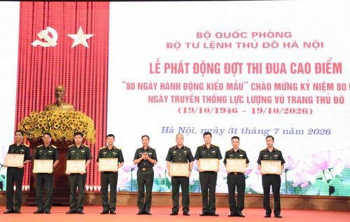 Trao khen cho các tập thể, cá nhân có thành tích xuất sắc trong thực hiện nhiệm vụ. Ảnh: PV