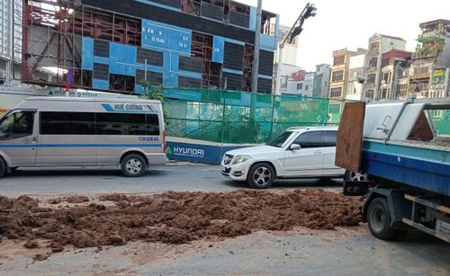 Xe ô tô tụt ben làm đất thải rơi vãi trên phố Kim Mã. Ảnh: Đức Duy