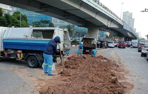 Đất rơi vãi trên phố Liễu Giai. Ảnh: Đức Duy