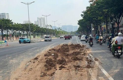 Đất thải rơi vãi trên đường Võ Chí Công ảnh hưởng đến giao thông và mỹ quan đô thị. Ảnh: Đức Duy