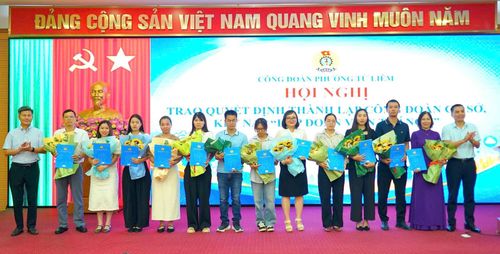 Lãnh đạo Liên đoàn Lao động thành phố và lãnh đạo phường Từ Liêm trao quyết định thành lập các Công đoàn cơ sở mới. Ảnh: PV