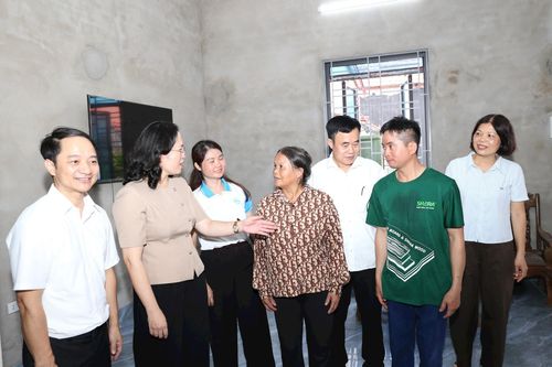 Lãnh đạo Ủy ban Mặt trận Tổ quốc Việt Nam thành phố Hà Nội và xã Bất Bạt chung vui với gia đình hoàn cảnh khó khăn trong ngày bàn giao nhà "Đại đoàn kết". Ảnh: Khương Tuấn