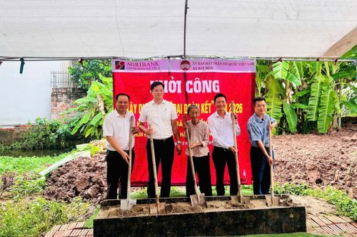 Các đại biểu cùng gia đình bà Nguyễn Thị Thận khởi công công trình. Ảnh: HM