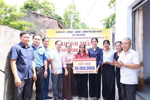 Lãnh đạo xã Vân Đình trao kinh phí hỗ trợ xây nhà cho gia đình hoàn cảnh khó khăn. Ảnh: Đình Thủy
