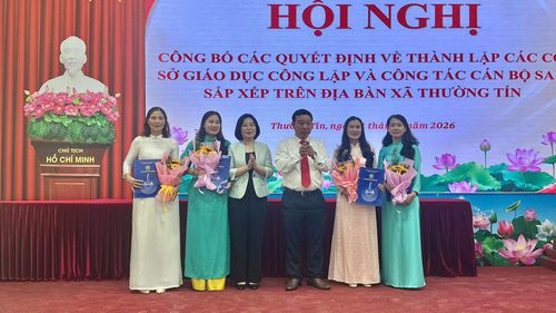 Lãnh đạo xã Thường Tín trao quyết định bổ nhiệm cán bộ quản lý cho các cơ sở giáo dục công lập sau khi hoàn thành sắp xếp mạng lưới trường học. Ảnh: PV