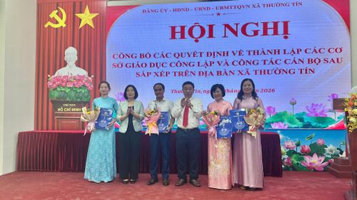 Lãnh đạo xã Thường Tín trao quyết định bổ nhiệm cán bộ quản lý cho các cơ sở giáo dục công lập sau khi hoàn thành sắp xếp mạng lưới trường học. Ảnh: PV