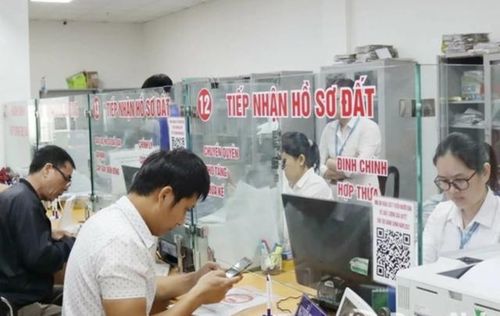 Luật Đất đai 2024 quy định, trong thời hạn không quá 30 ngày kể từ ngày ký công chứng hợp đồng mua bán, chuyển nhượng nhà đất, người sử dụng đất phải thực hiện việc sang tên sổ đỏ tại cơ quan có thẩm quyền. Ảnh minh họa: TL