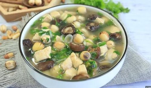 Hạt sen tươi, nấm hương tươi, nấm linh chi tươi, cà rốt, đậu non, rau mùi kết hợp nên món canh chay bổ dưỡng.