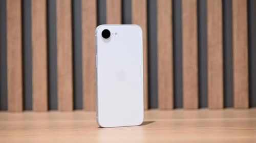 Là mẫu iPhone mới nhất trong nhóm dưới 15 triệu đồng, iPhone 16e nổi bật với chip A18, camera 48 MP và khả năng hỗ trợ các tính năng Apple Intelligence. (Ảnh minh họa)