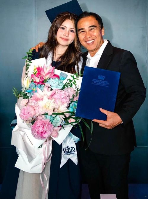 Con gái út của Quyền Linh là Hạt Dẻ vừa tròn 18 tuổi. Nam MC chia sẻ khoảnh khắc từ nhỏ đến khi trưởng thành của con gái và xúc động nhắn nhủ: "Thời gian trôi nhanh quá, mới ngày nào còn bé xíu luôn nũng nịu bên cạnh ba không rời nửa bước, vậy mà bây giờ đã là cô thiếu nữ tròn 18 tuổi, cái tuổi thật đẹp, thật trong veo và thật nhiều ước mơ hoài bão".