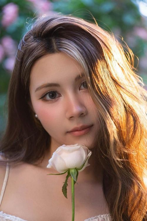 Quyền Linh từng nhiều lần cho biết vợ chồng anh luôn tôn trọng sở thích của các con và không ép buộc theo nghệ thuật. Nghệ sĩ mong hai con có tuổi trẻ bình yên, được học tập và trải nghiệm đúng với lứa tuổi trước khi đưa ra những quyết định quan trọng cho tương lai.