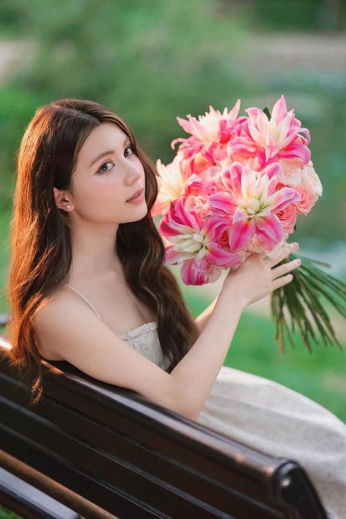 Hạt Dẻ tên thật là Mai Thảo Ngọc, sinh năm 2008. Dù chưa hoạt động nghệ thuật, cô vẫn thu hút sự chú ý nhờ gương mặt thanh tú, má lúm đồng tiền cùng phong cách khỏe khoắn.