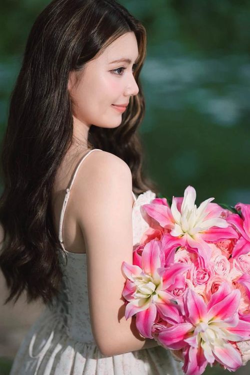 Ở tuổi 18, Hạt Dẻ sở hữu chiều cao được cho là trên 1m7 với vẻ ngoài xinh đẹp, cá tính. Ngoài học văn hóa, con gái Quyền Linh thích chơi thể thao, đặc biệt bóng rổ. Nhờ đó, cô có vóc dáng cân đối, khỏe khoắn với chiều cao nổi bật.