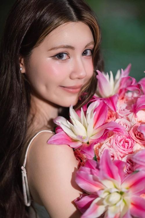 "Hạt Dẻ yêu của Ba… Ba vẫn mãi mãi muốn gọi con như thế! Trong lòng của ba vẫn muốn mỗi buổi sáng thức dậy được đưa con ăn sáng rồi đến trường, chiều lại đứng cổng ngóng con tan học, đón con về, chỉ có việc đơn giản như vậy thôi nhưng ba vô cùng hạnh phúc trong suốt 18 năm qua... Chúc mừng sinh nhật tuổi 18 của Hạt Dẻ, chúc con gái yêu thương của ba tất cả mọi điều tốt đẹp nhất trong cuộc sống", Quyền Linh chia sẻ.