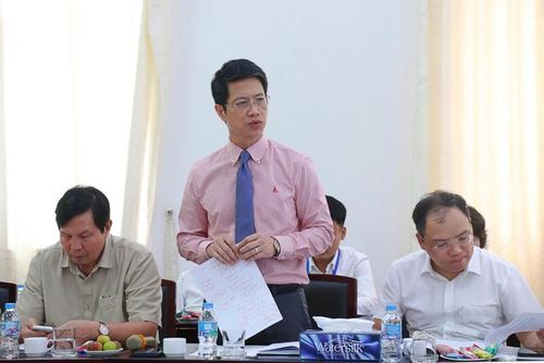 Ông Nguyễn Quốc Tuấn, Giám đốc Trạm Y tế phường Cầu Giấy báo cáo với đoàn giám sát. Ảnh: Hải Yến/Media Quốc hội