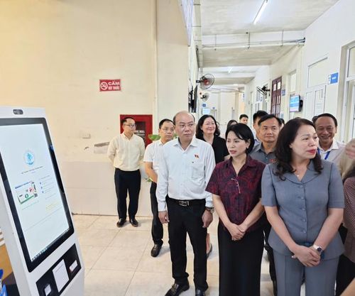 Đoàn giám sát đã đi khảo sát thực tế tại Trạm Y tế Cầu Giấy. Ảnh: Hải Yến/Media Quốc hội.