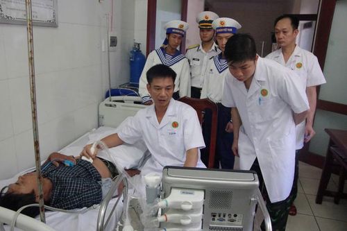 Bác sĩ tại Bệnh xá đảo Trường Sa khẩn trương thăm khám, cấp cứu ngư dân. Ảnh: Thành Vũ.