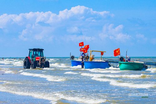 Máy kéo tiến ra mép nước. Ảnh: Lâm Nguyễn